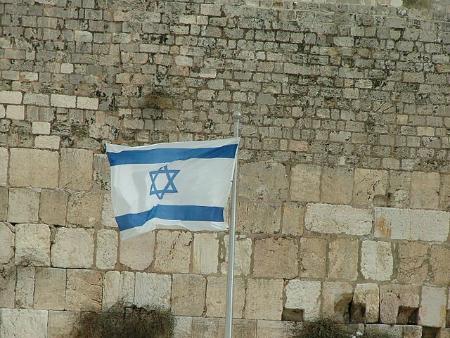 Israelische Flagge an der Klagemauer (Westmauer des Tempels) (c) SuperJew Israelische Flagge (zwei Streifen mit Davidsstern) vor einer Steinmauer.