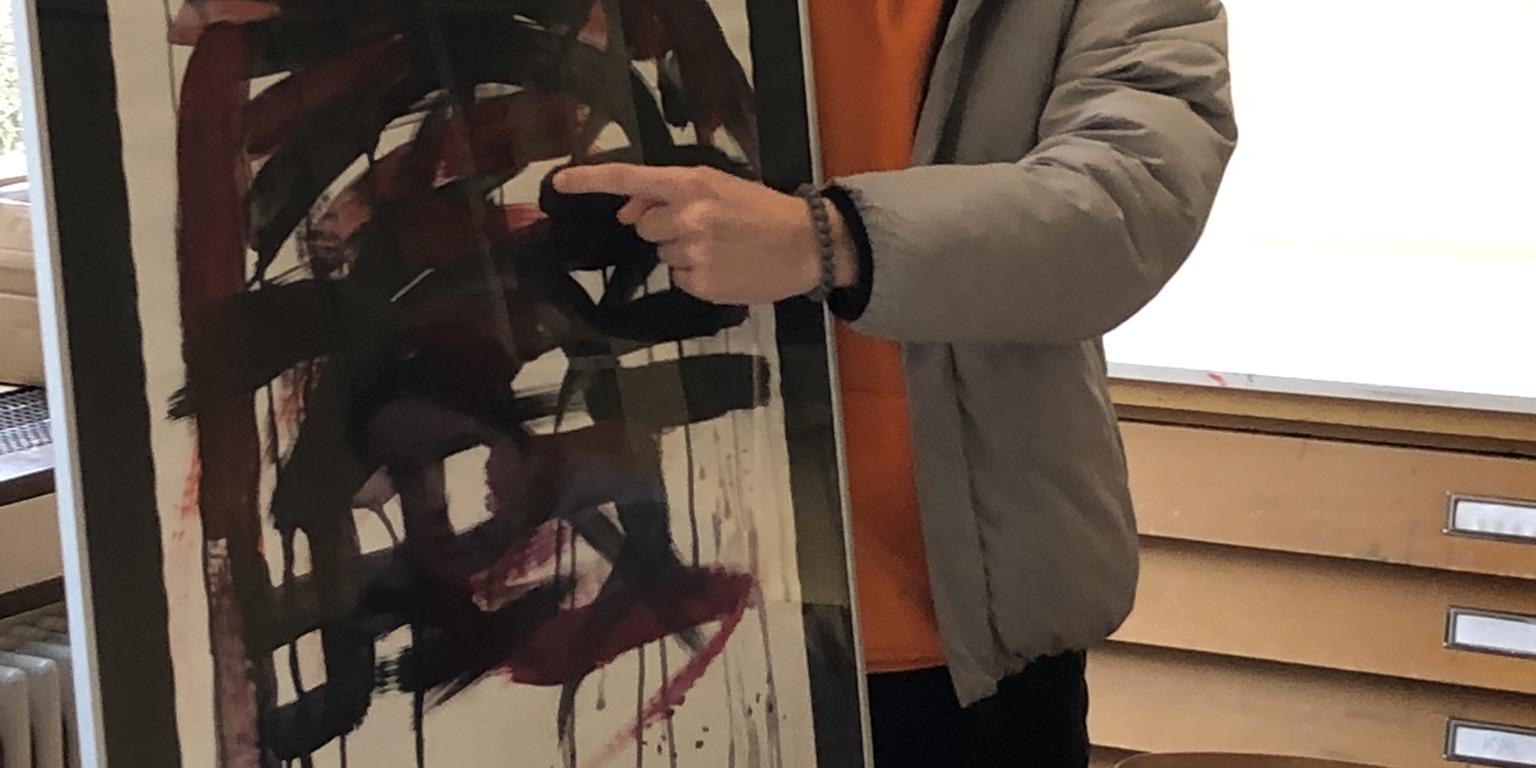 Ausstellung Kunst Musik Frieden: Schüler erklärt sein Bild