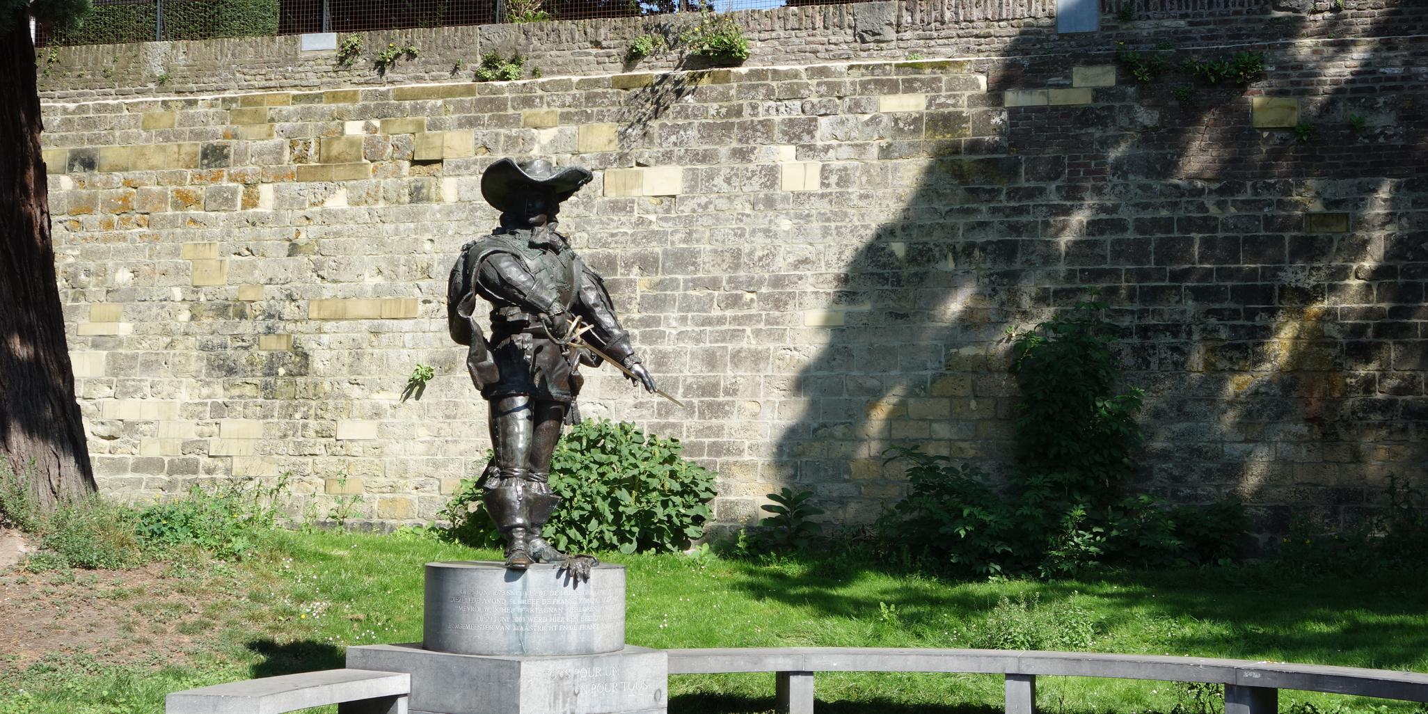 Standbild aus Bronze vor der Stadtmauer Maastrichts