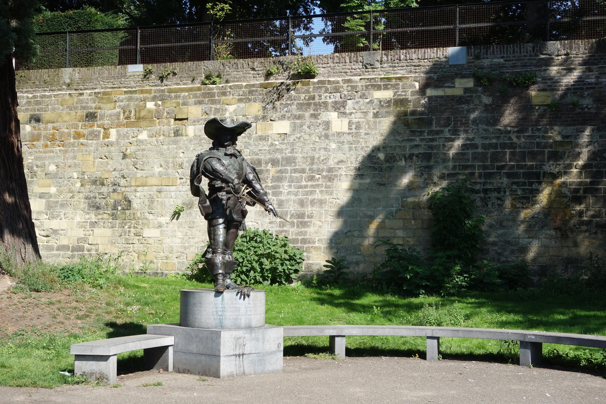 Standbild aus Bronze vor der Stadtmauer Maastrichts