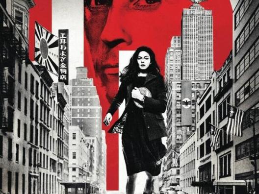 Eine Frau läuft durch eine Straße mit hohen Häusern, fotografisch verfremdetes Bild, im Hintergrund das Gesicht eines Mannes wie am Himmel über ihr.