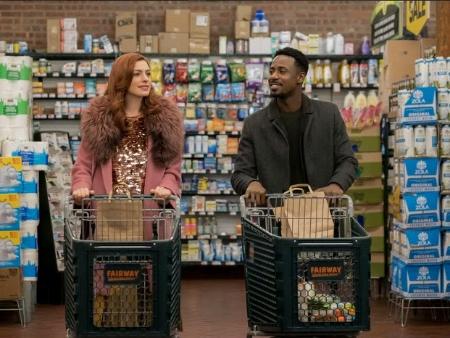 Modern Love (Szenenfoto) Christopher Saunders/ (c) Amazon Studios Eine Frau und ein Mann schieben jeweils einen Einkaufswagen durch einen Supermarkt.