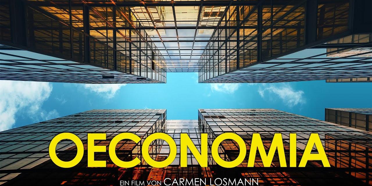 Plakat zum Dokumentarfilm 'OECONOMIA', Blick von unten in den Himmel an den Fassaden hoher Bankgebäude entlang.