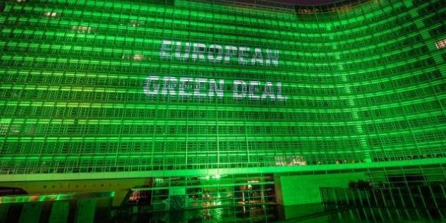 Das Berlaymont-Gebäude, Sitz der Europäischen Kommission, Nachtaufnahme, grün illuminiert mit dem Schriftzug 'European Green Deal'