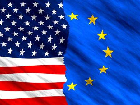 Zwei Flaggen nebeneinander, links USA, rechts Europäische Gemeinschaft