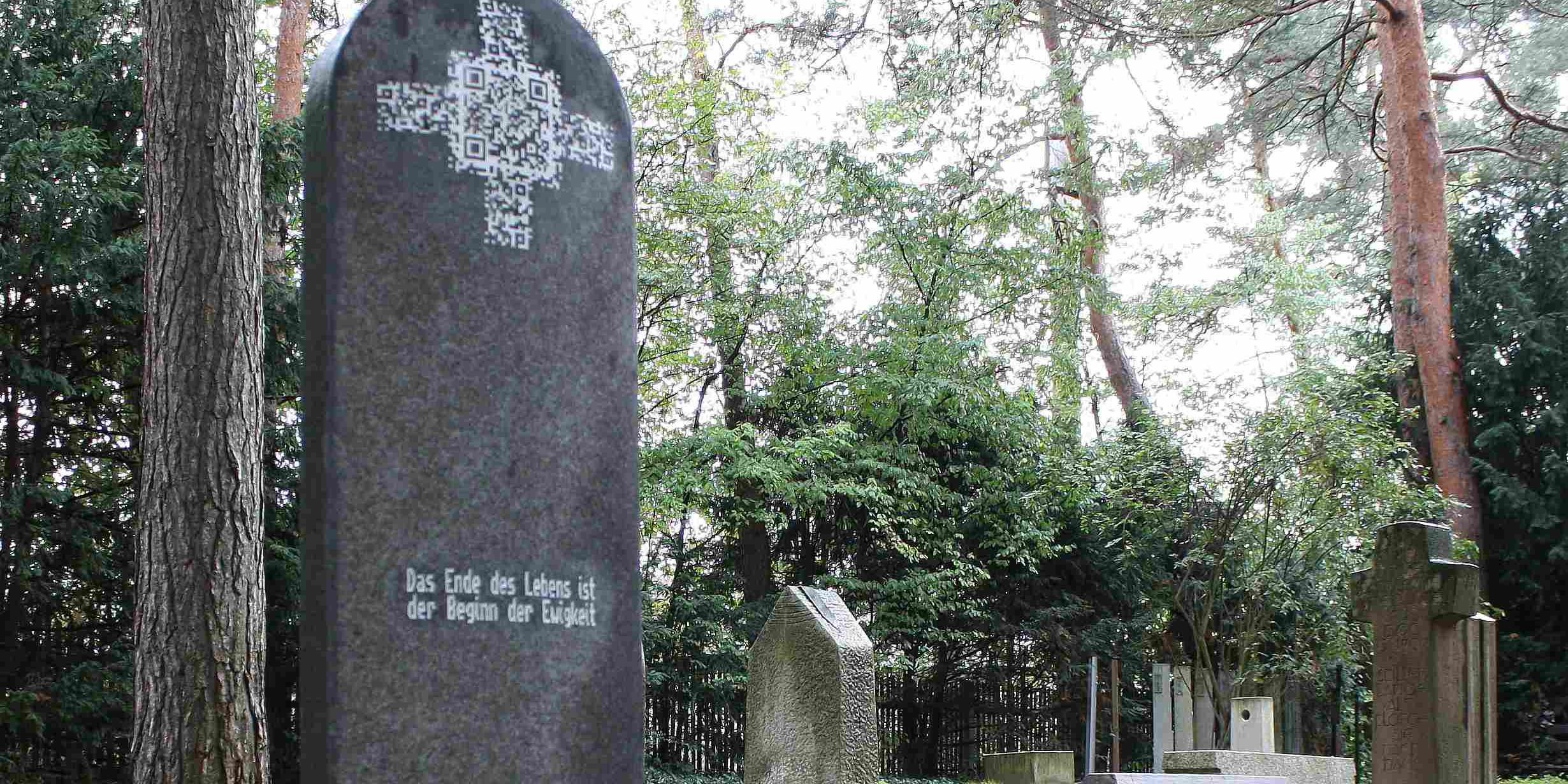 Grabstein mit QR-Code, 2011, Steinmetzwerkstatt des Kölner Bildhauers und Steinmetzmeisters Andreas Rosenkranz
