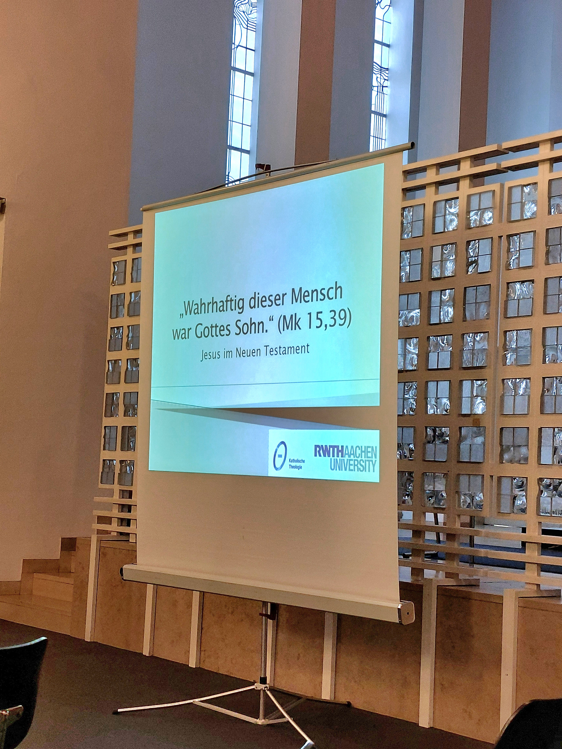 Leinwand mit Folienpräsentation, hier das Zitat: 'Wahrhaftig, dieser Mensch war Gottes Sohn' (Mk 15,39).