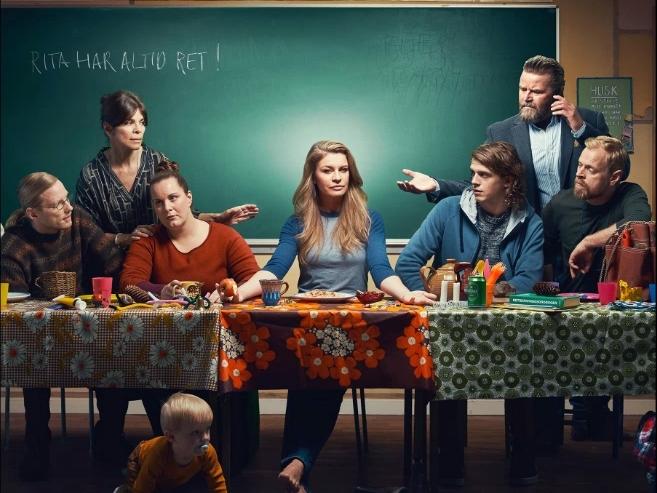 Filmplakat der dänischen Serie 'Rita', die Hauptperson in der Mitte, die Personen wie bei da Vincis Abendmahlsbild angeordnet.