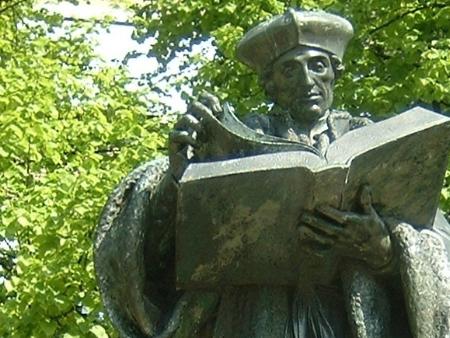Erasmus, älteste Bronzestatue der Niederlande (1622) am Grotekerkplein, Rotterdam, Bildhauer: Hendrick de Keijser, Guss: Jan Cornelisz Ouderogge (c) Quistnix Eine Bronzestatue zeigt Erasmus von Rotterdam (ca. 1467-1536), lesend in einem großen bronzenen Buch.