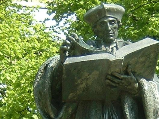 Eine Bronzestatue zeigt Erasmus von Rotterdam (ca. 1467-1536), lesend in einem großen bronzenen Buch.