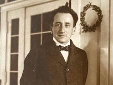 Leo Blech (1871-1958), Komponist und Dirigent, in seiner Wohnung Mommsenstraße 6 (c) Wolf-Rüdiger Baumann, Berlin Porträt eines Mannes neben einem Lorbeerkranz: Leo Blech (1871-1958), Komponist und Dirigent, bei seinem Einzug in die Berliner Wohnung.