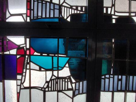 Schaffrath (c) Bischöfliche Akademie/Schaffrathhaus Ludwig Schaffrath, Fenster in der Bischöflichen Akademie: freie Komposition, Antikglas, Opalglas, Blei, 1966