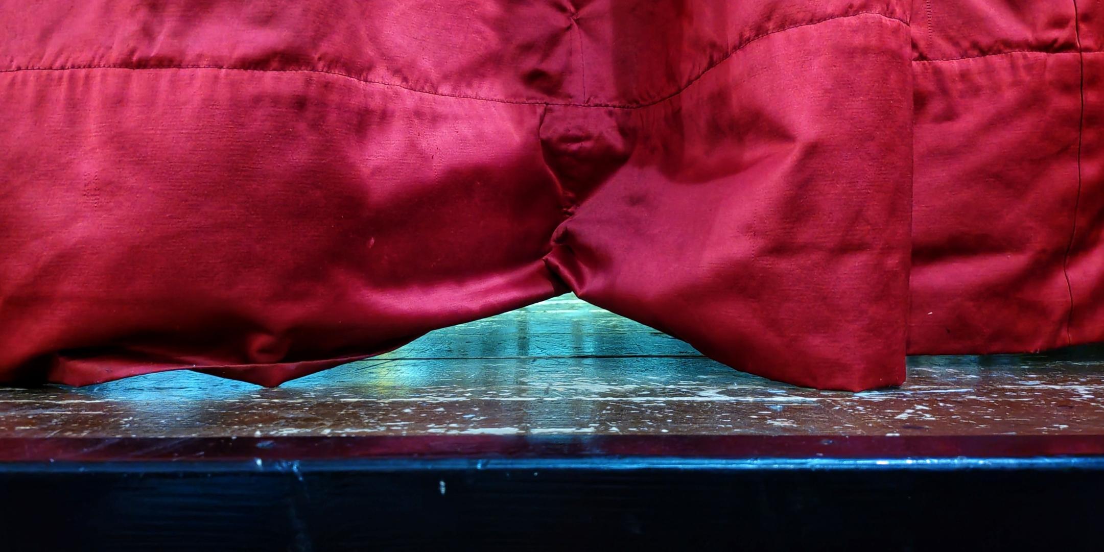 Detail eines Bühnenvorhangs und des Randes einer Theaterbühne
