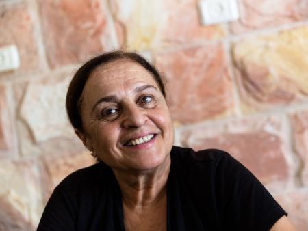 (c) Sumaya Farhat-Naser Porträt einer Frau, der palästinensischen Autorin Sumaya Farhat-Naser, vor einer Mauer