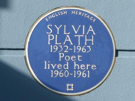 Sylvia Plath - Plakette, Camden (c) Megalit Plakette mit der Inschrift 'Sylvia Plath (1932-1963), Dichterin, lebte hier 1960-1961', angebracht an einem Haus in Camden