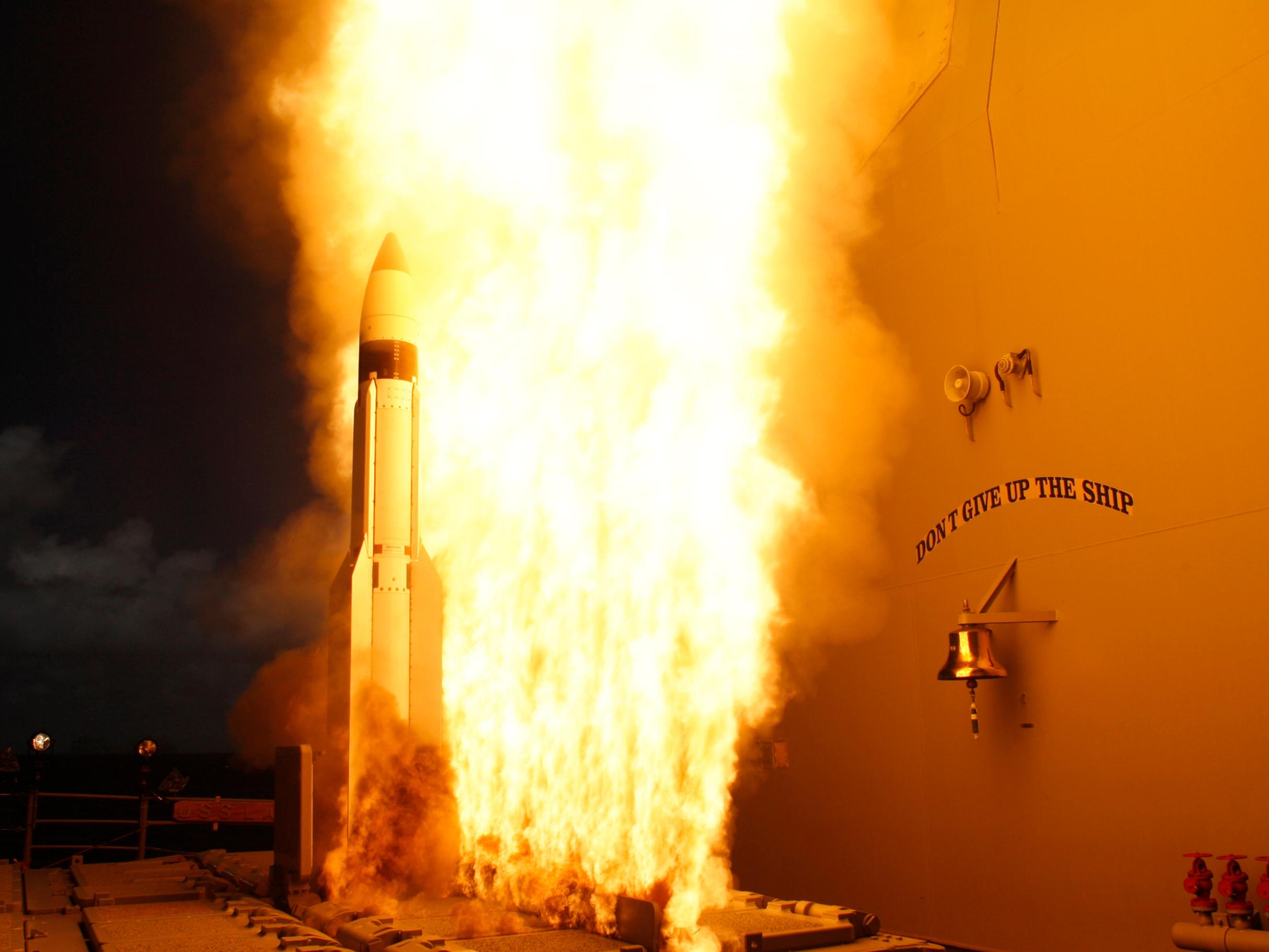 Eine Standard Missile-3 (SM-3) wird von der USS Lake Erie (CG 70) während eines Tests der Missile Defense Agency und U.S. Navy abgefeuert.