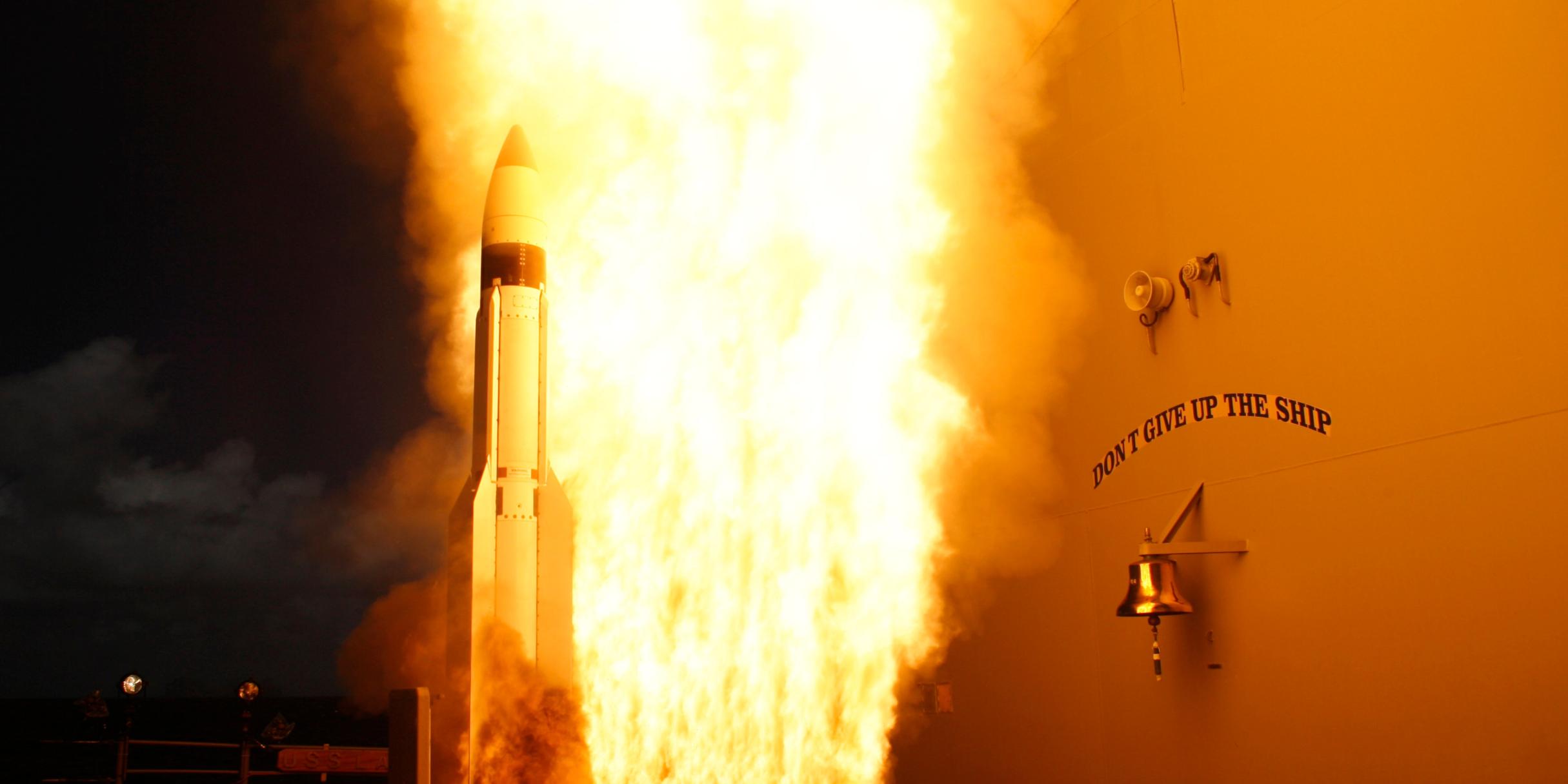 Eine Standard Missile-3 (SM-3) wird von der USS Lake Erie (CG 70) während eines Tests der Missile Defense Agency und U.S. Navy abgefeuert.