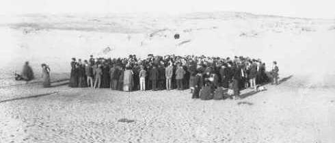 Ahuzat Bayit (Genossenschaft zur Gründung der Stadt Tel Aviv) (c) Archivbild Menschen stehen in der Wüste versammelt (historisches Bild).