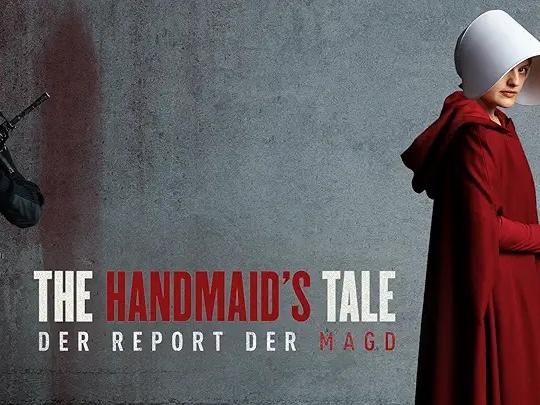 Plakat zur Serie 'The Handmaid's Tale'. Rechts im Bild steht die Hauptfigur, eine Magd, sie wird bedroht von einem bewaffneten Mann links im Bild, dessen Gesicht nicht erkennbar ist.