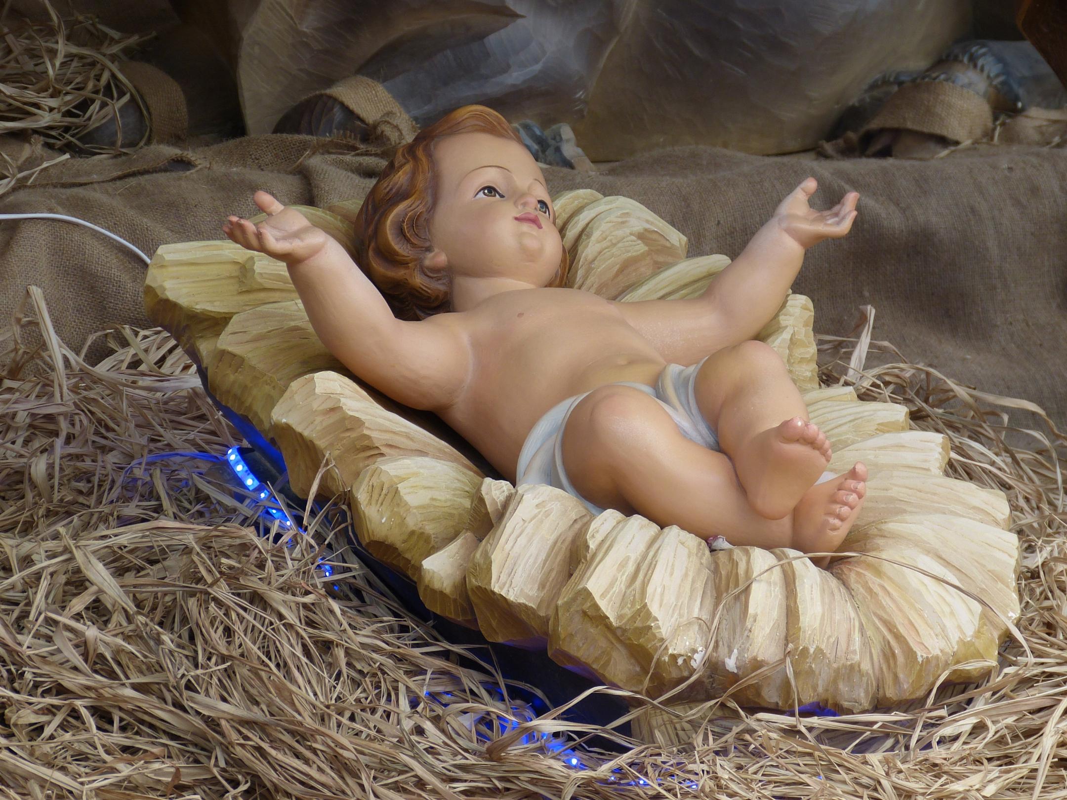 Jesus als Kind in der Krippe, nur mit einer Windel bekleidet.