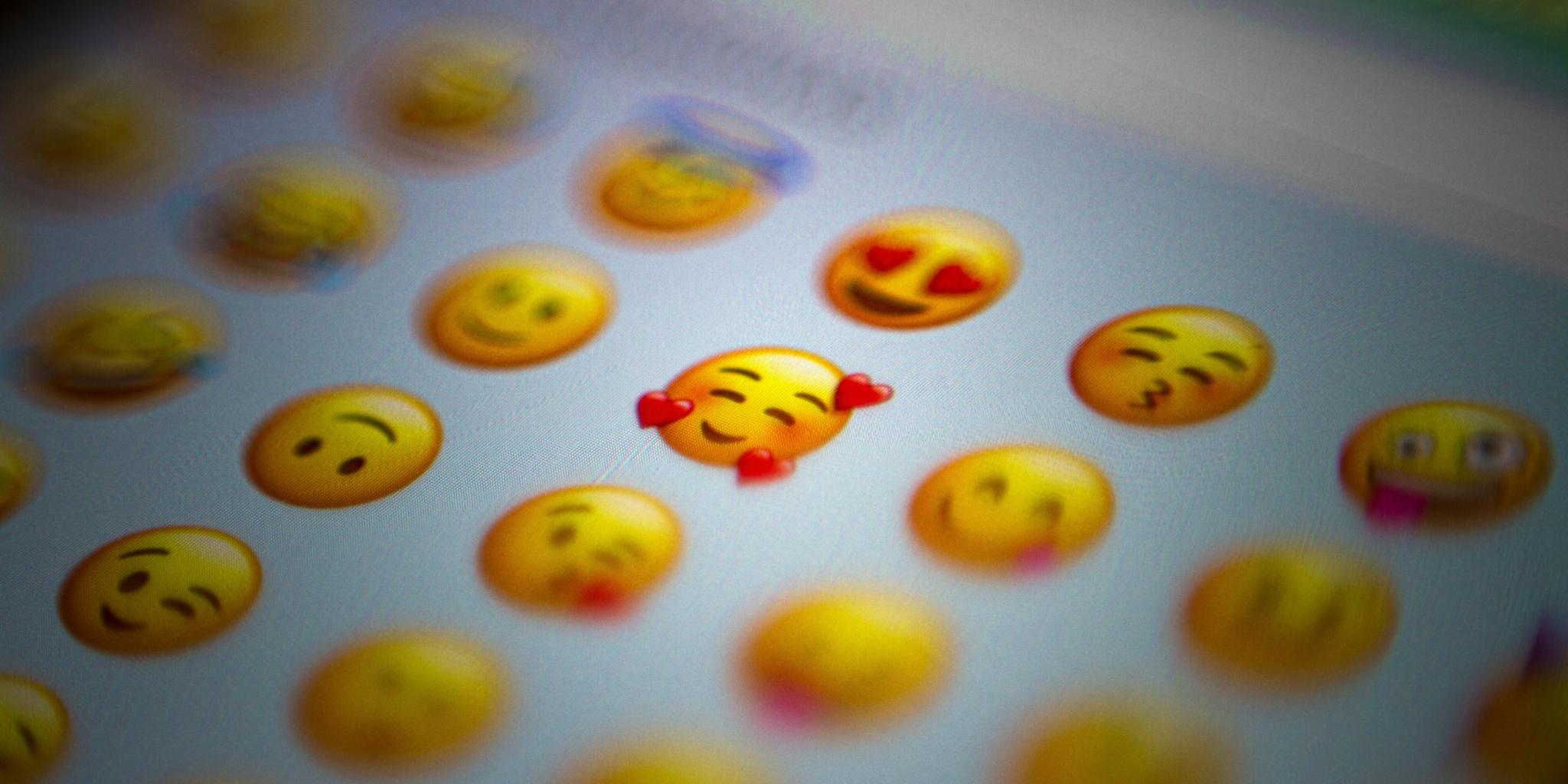 Ein Menu auf dem Smartphone bietet verschiedene Smileys bzw. Emojis mit Herzchen an.