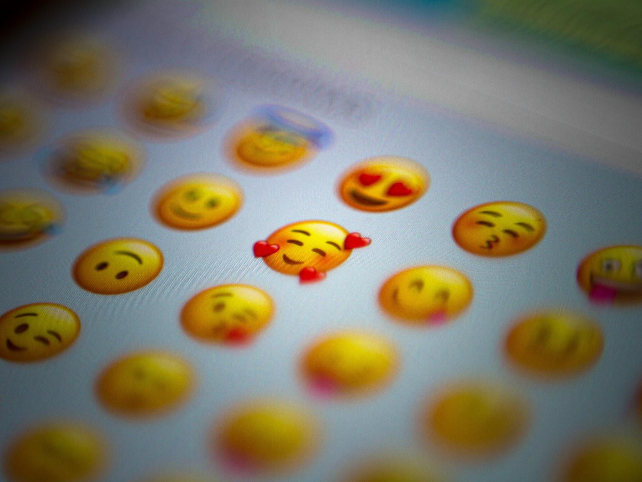 Ein Menu auf dem Smartphone bietet verschiedene Smileys bzw. Emojis mit Herzchen an.