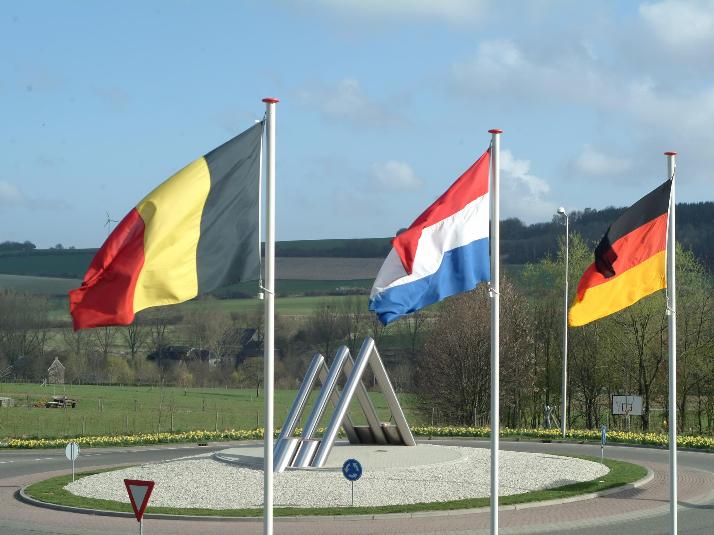 Dreiländerfahnen in Vaals