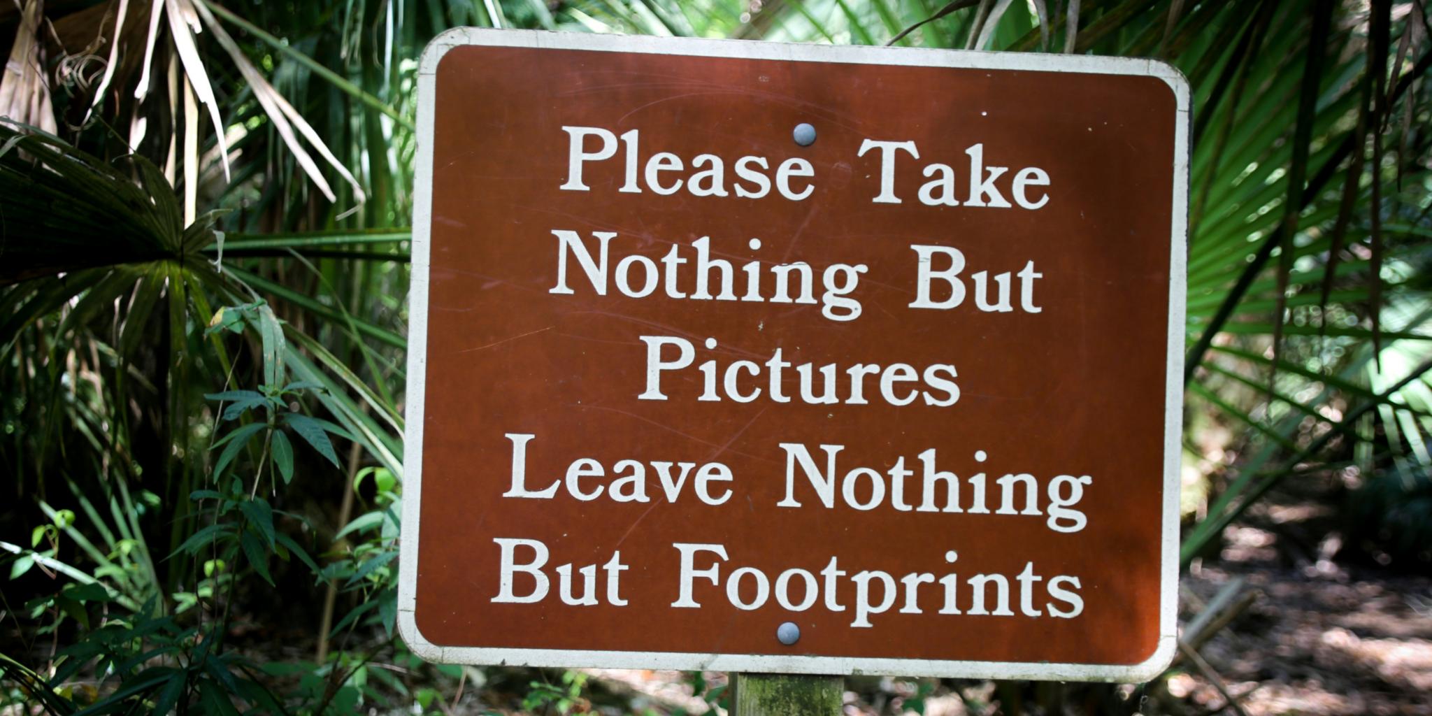 Schild: Please take nothing but pictures - leave nothing but footprints.