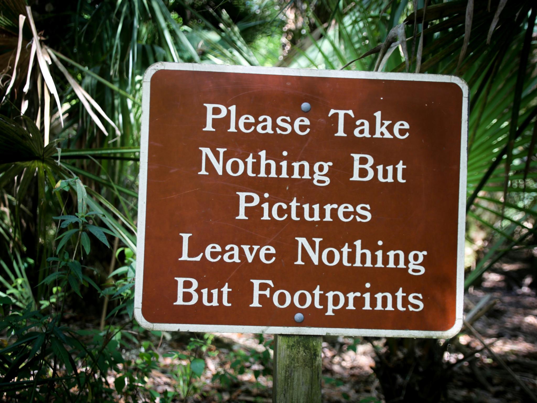 Schild: Please take nothing but pictures - leave nothing but footprints.
