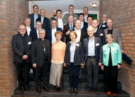 Gruppenbild: Leitungen der Katholischen Akademien, vorne, Zweiter von rechts, Erzbischof Dr. Udo Markus Bentz, Paderborn.
