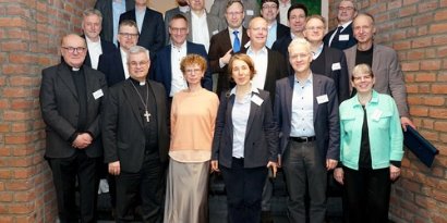 Gruppenbild: Leitungen der Katholischen Akademien, vorne, Zweiter von rechts, Erzbischof Dr. Udo Markus Bentz, Paderborn.