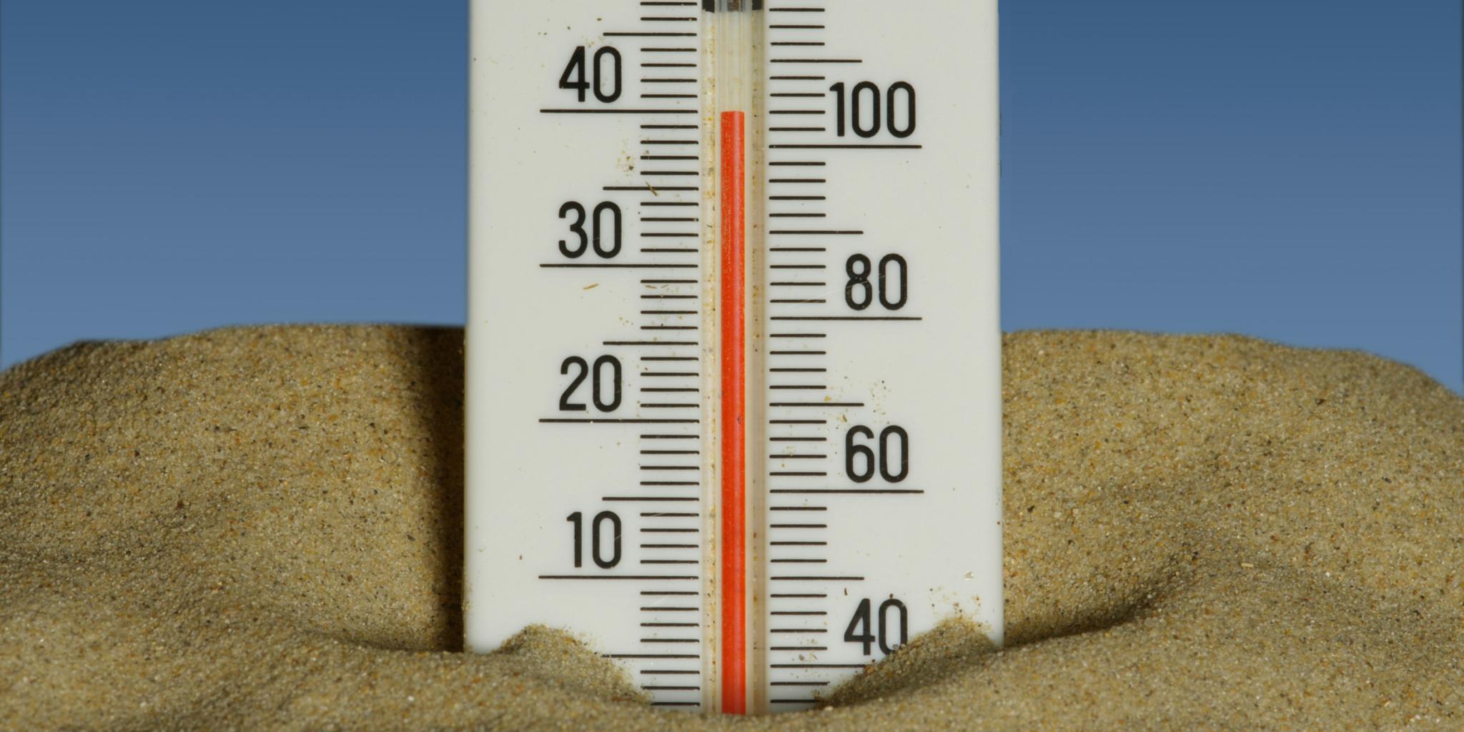 Thermometer, das links nach Celsius, rechts nach Fahrenheit die Temperatur anzeigt.