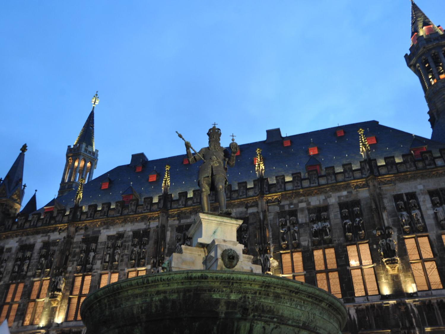 Brunnen mit der Statue Kaiser Karls auf dem Aachener Markt vor dem Rathaus