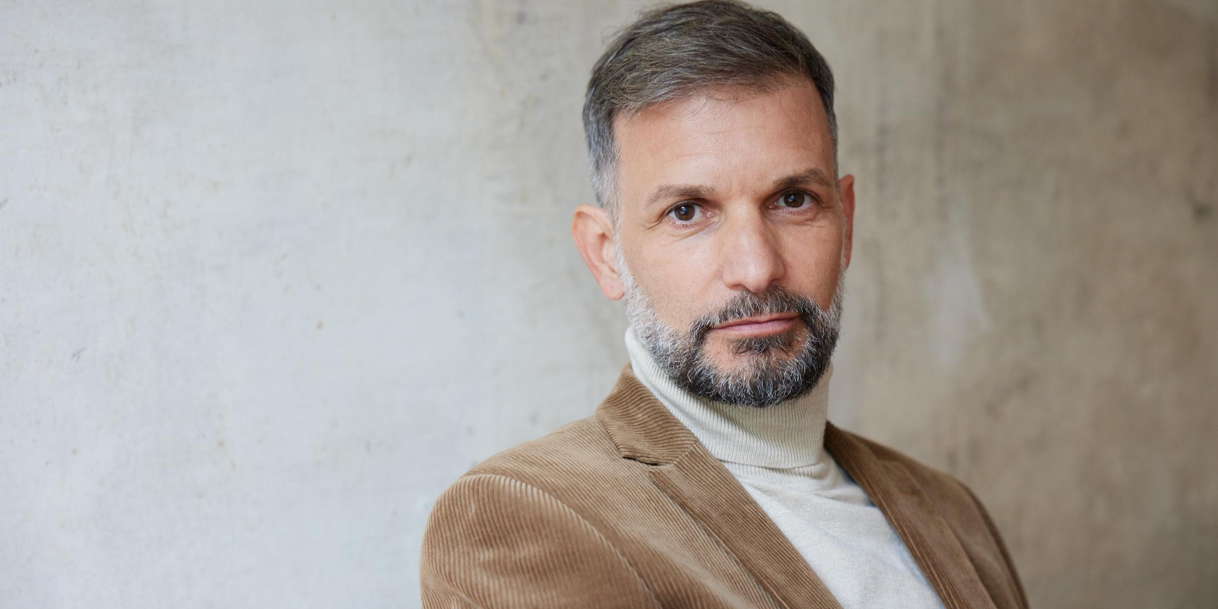 Porträt eines Mannes, es zeigt den Schauspieler Luca Zamperoni (mit Bart).