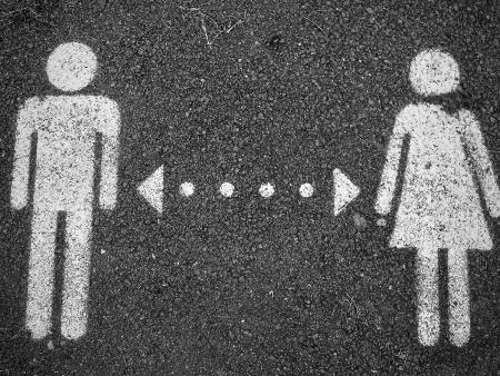 Symbol eines Mannes (links) und einer Frau (rechts), mit Kreide gemalt, dazwischen eine gepunktete Linie mit jeweils einem Pfeil nach rechts und links.