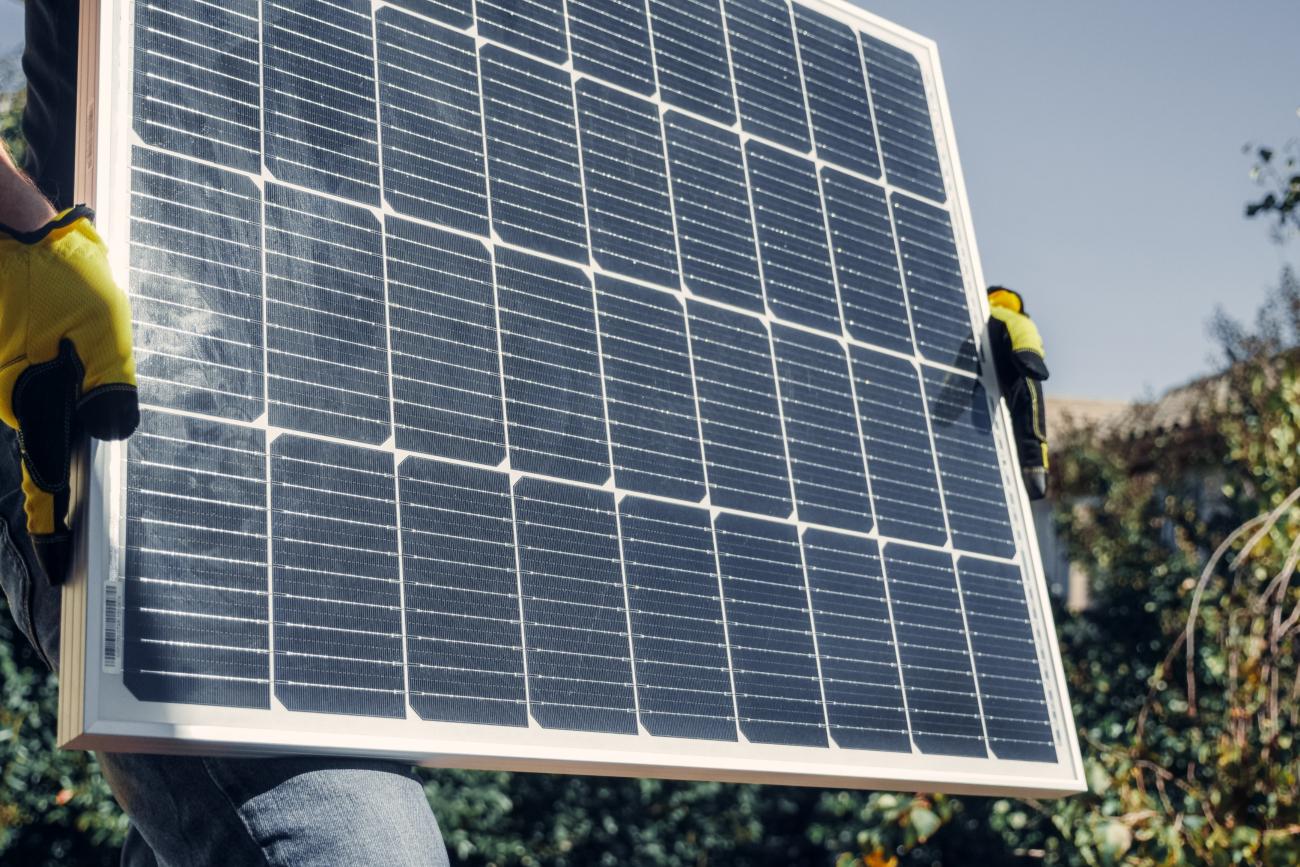 pexels-kindel-media-9875443 (c) Kindel Media Hände in Arbeitshandschuhen halten Solarpanel