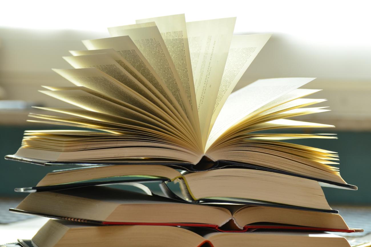pexels-pixabay-159866 (c) pixabay Stapel geöffneter Bücher