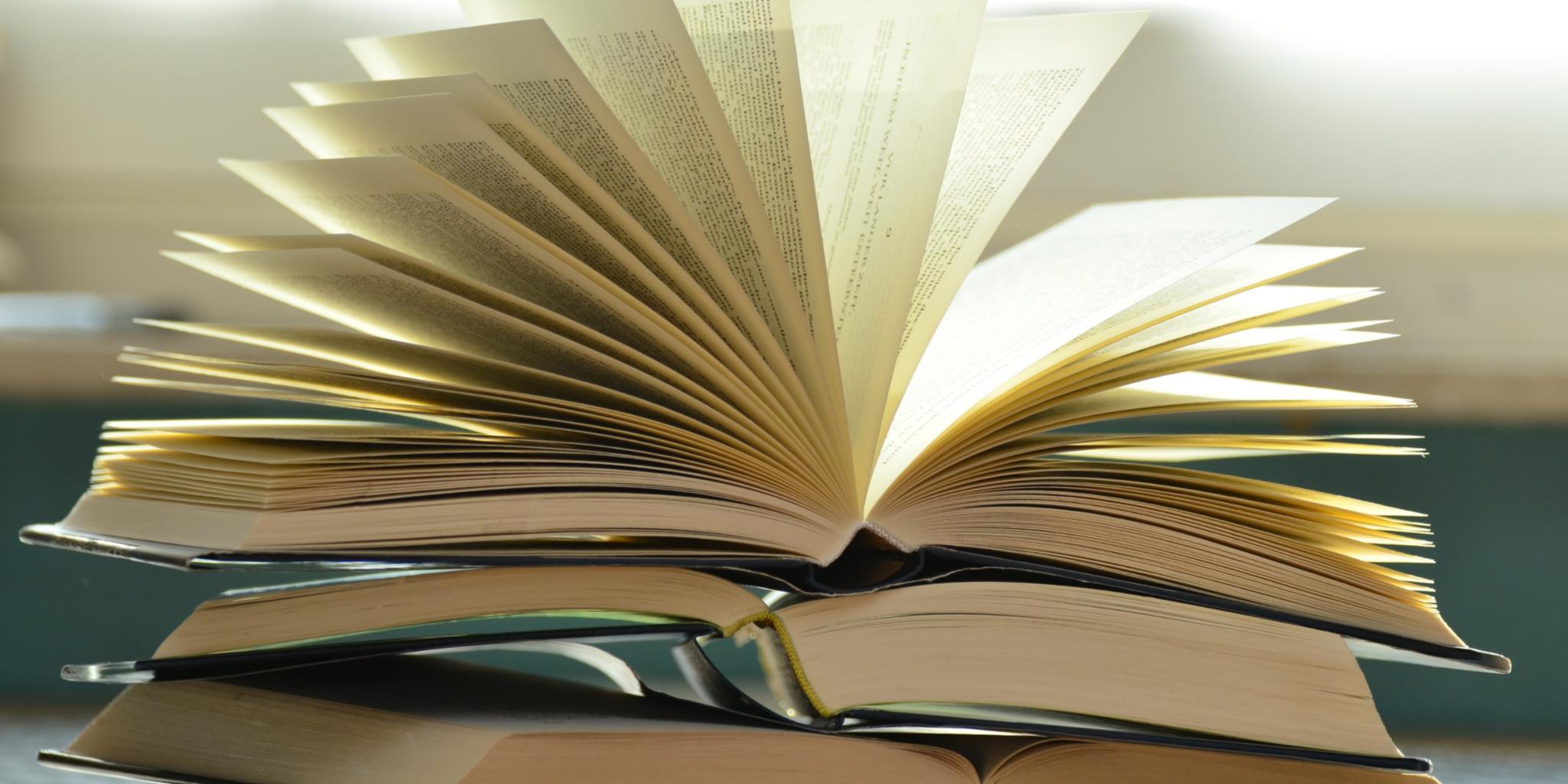 Stapel geöffneter Bücher