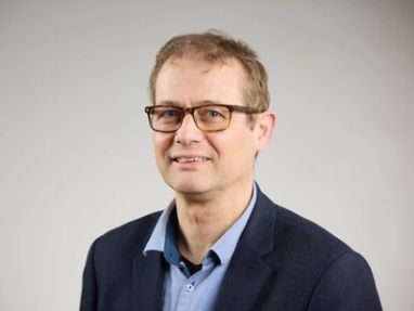 Porträt eines Mannes, es zeigt den Geschichtsprofessor Peter Geiss.