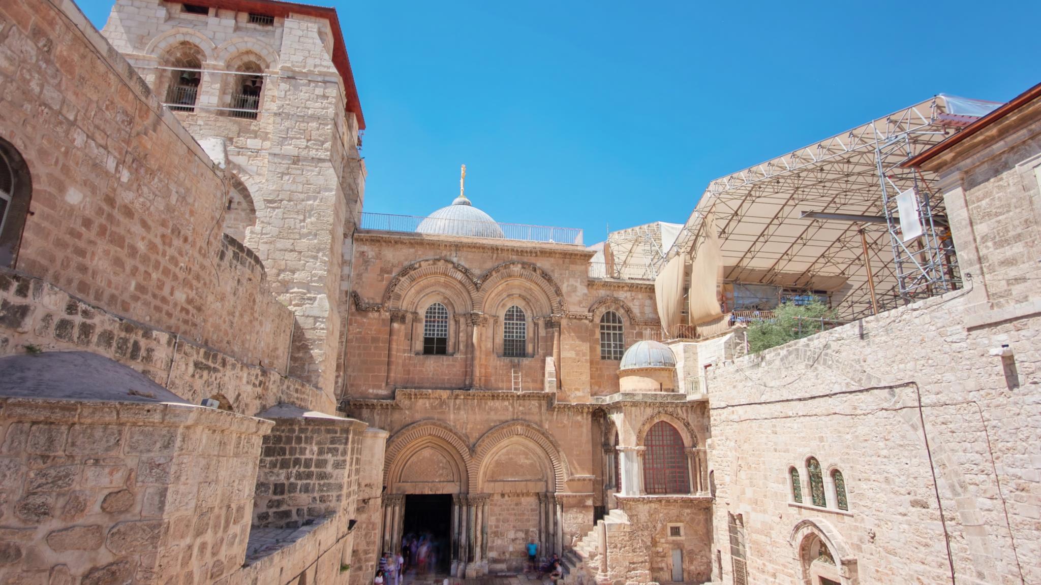 Kirchengebäude von außen, Eingang zur Grabeskirche im christlichen Viertel der Jerusalemer Altstadt. Hier befindet sich das Grab Jesu.