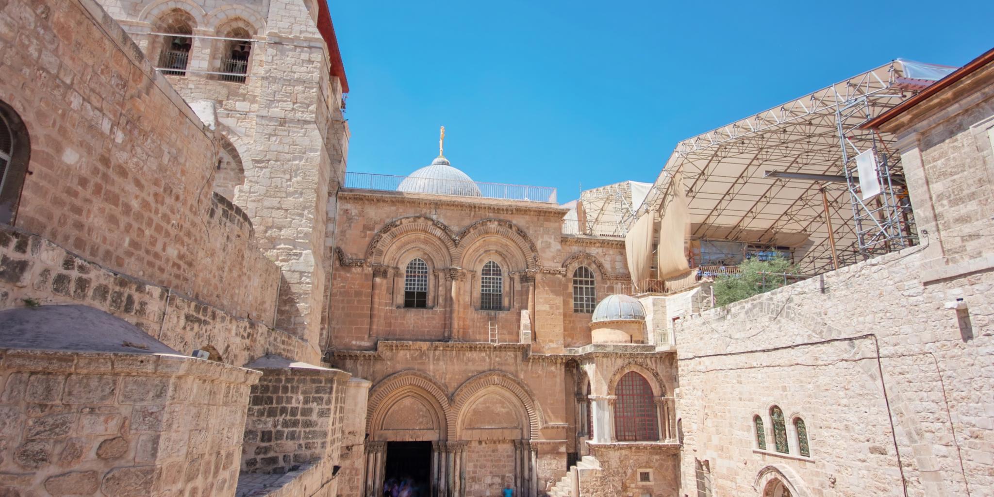 Kirchengebäude von außen, Eingang zur Grabeskirche im christlichen Viertel der Jerusalemer Altstadt. Hier befindet sich das Grab Jesu.