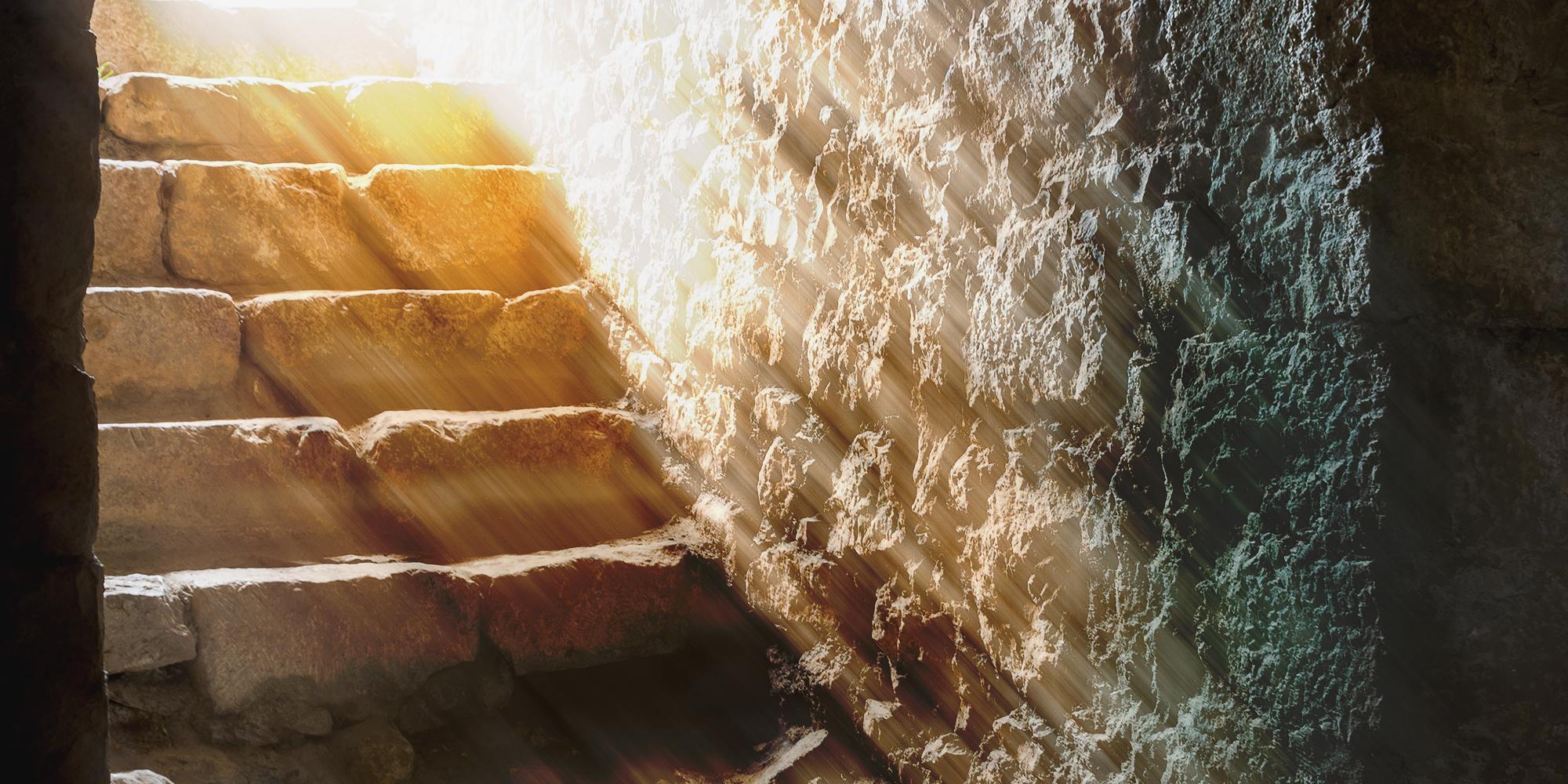 Geöffneter gemauerter Bereich, Licht fällt auf den Treppenaufgang dahinter