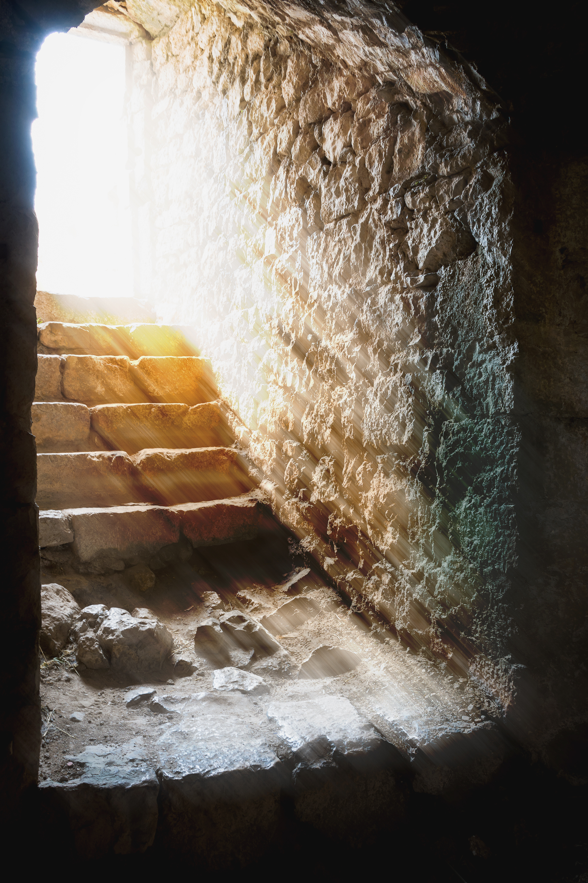 Geöffneter gemauerter Bereich, Licht fällt auf den Treppenaufgang dahinter