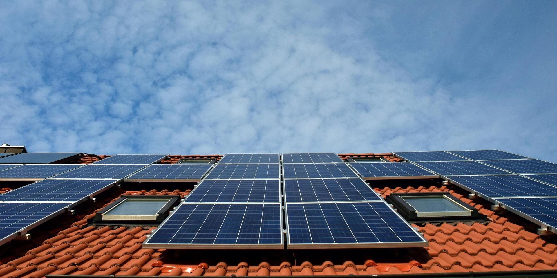 Hausdach mit Solarenergie-Paneelen.