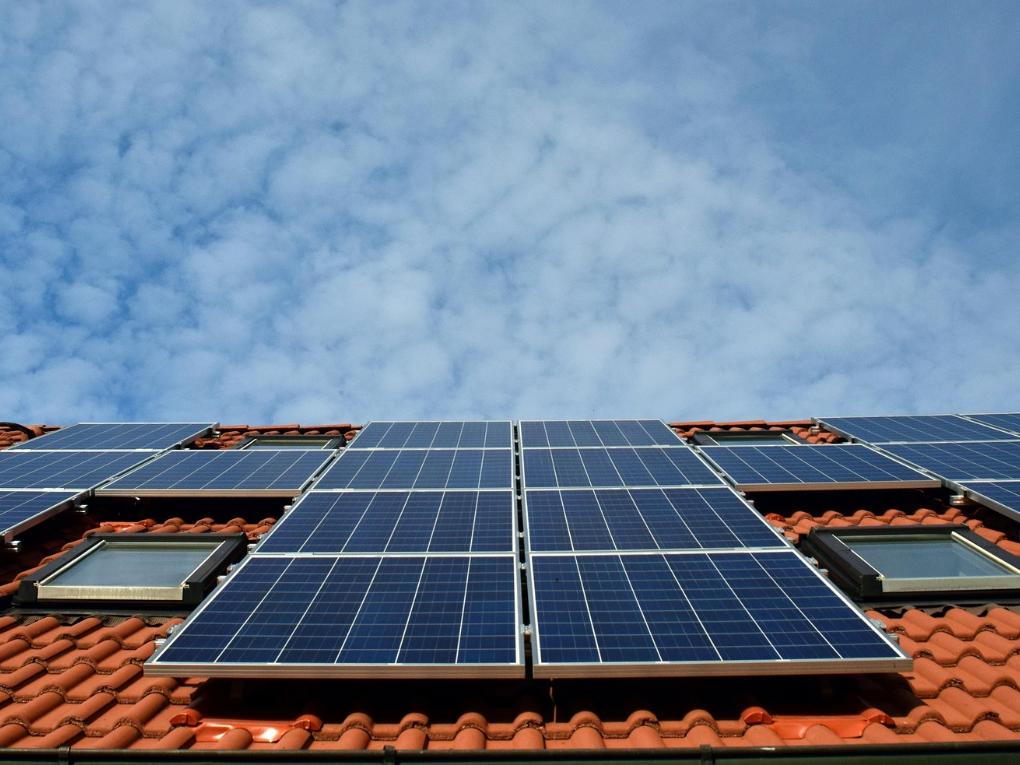 Hausdach mit Solarenergie-Paneelen.