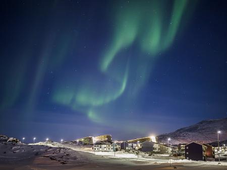 Polarlicht über Ilisimatusarfik, der Universität Grönlands (c) Visit Greenland/unsplash Polarlicht über Häusern auf Grönland