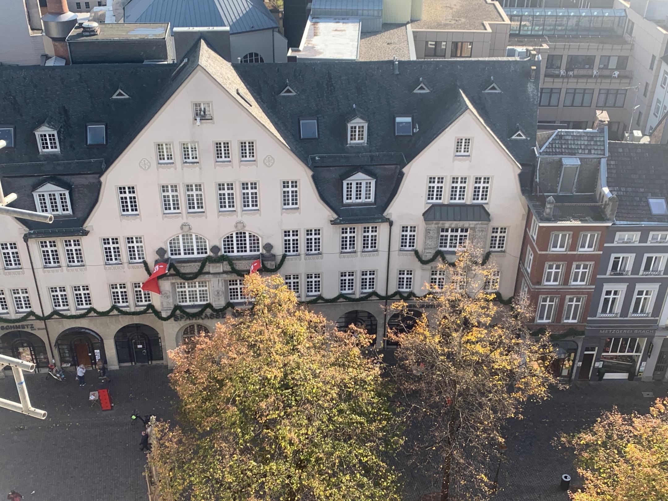 Blick vom Dach des Doms auf die Sparkasse am Münsterplatz in Aachen, früher Gasthaus der Schwestern der heiligen Elisabeth
