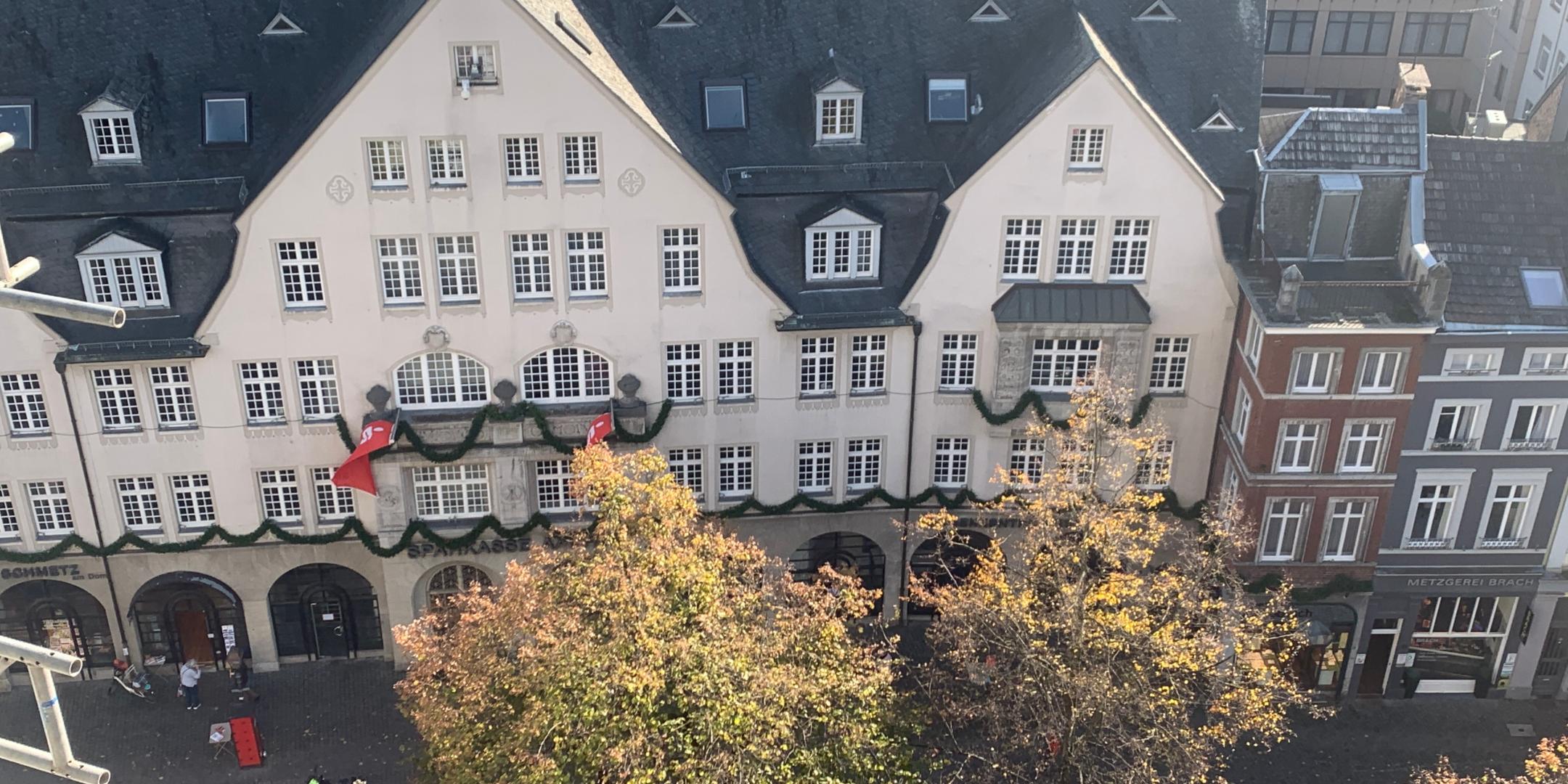Blick vom Dach des Doms auf die Sparkasse am Münsterplatz in Aachen, früher Gasthaus der Schwestern der heiligen Elisabeth