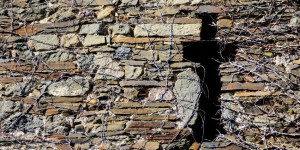 Kreuz in der Mauer