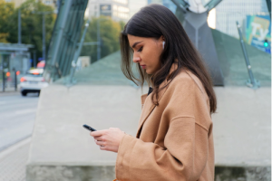 Frau mit Smartphone